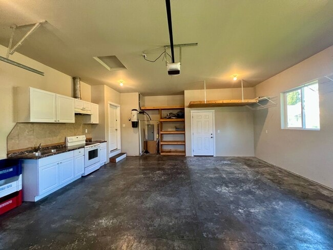 Building Photo - Beautiful 3 Bedroom in Private Community!