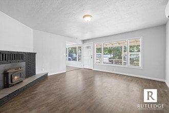 Building Photo - NEWLY REMODELED 3 bedroom home in Medford!