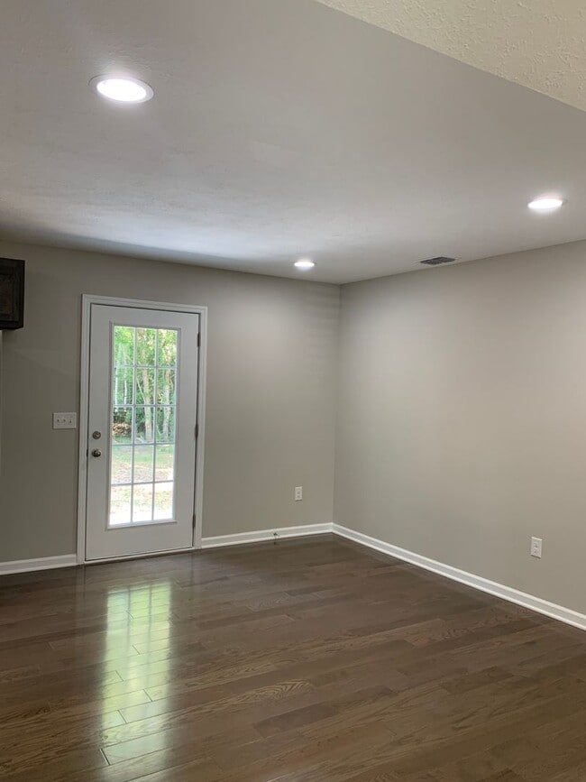 Building Photo - Charming 3 Bedroom Home in Private Setting in Tullahoma...