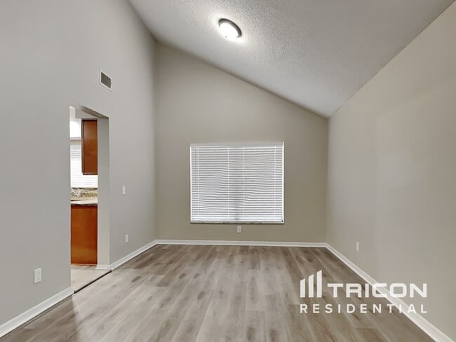 Building Photo - 15130 Heathridge Dr