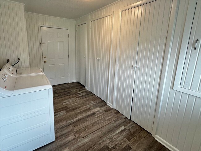 Building Photo - 318 Melton St