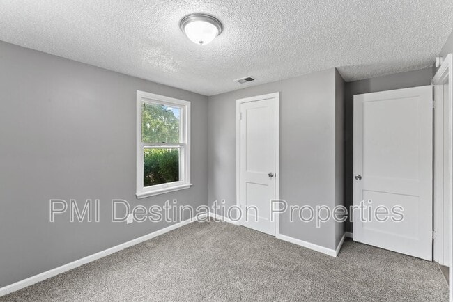 Building Photo - 1101 S 50th Terrace
