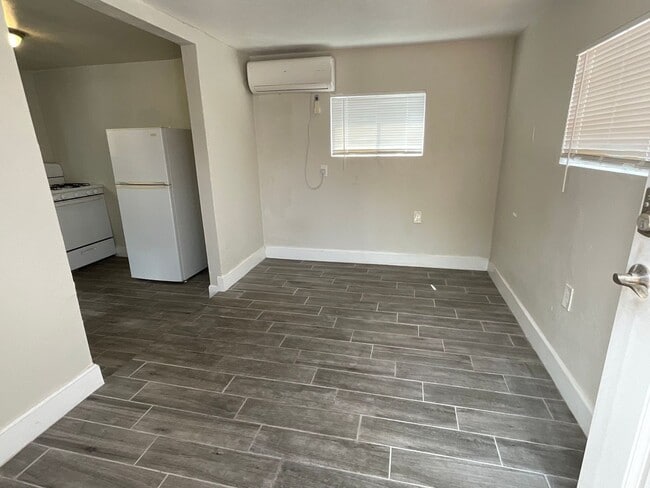 Building Photo - Central Tucson, close to University of Ari...