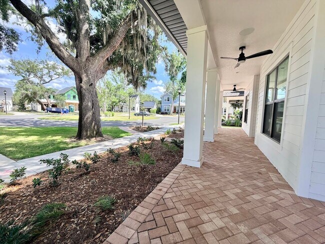 Building Photo - Brand New Custom 5/3.5 Home Steps from Downtown Winter Garden!