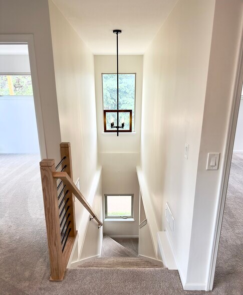 Building Photo - 30469 Hilltop Dr