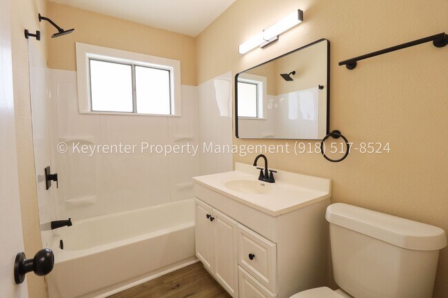 Building Photo - 3 Bed | 2.5 Bath in Oologah!