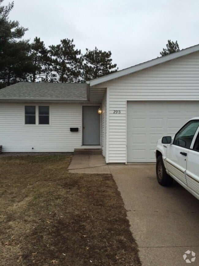 Building Photo - 2 Bedroom Duplex