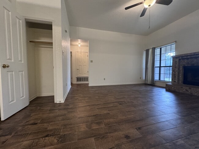 Building Photo - 1801 Thomas Ct
