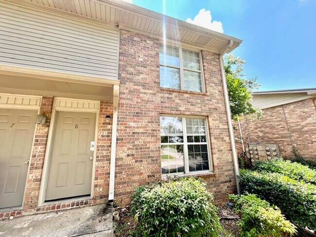 Building Photo - Cute and Cozy-ONE BEDROOM/ONE BATH - SOUTH HUNTSVILLE LOCATION -With a $300 Off the first month's...