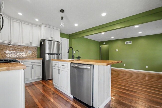 Building Photo - Completely remodeled home located on the north side of South Bend