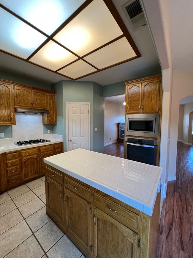 Building Photo - 9914 Paper Moon Way