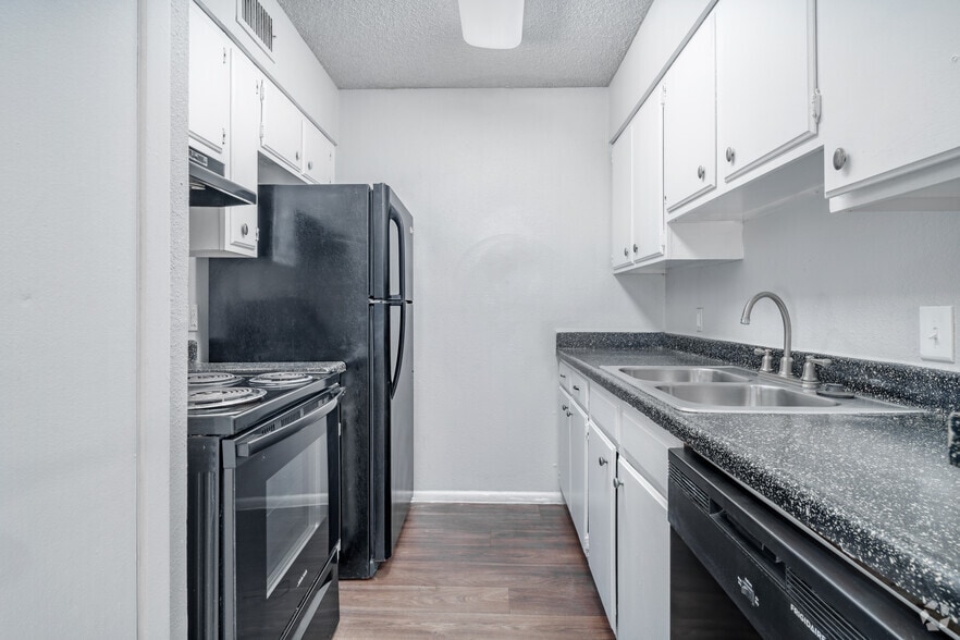 1BR, 1BA - 625SF - Kitchen - Forest Oaks