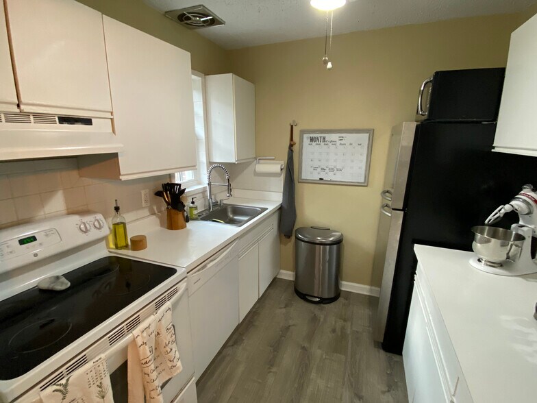 Building Photo - 1628 W Abingdon Dr