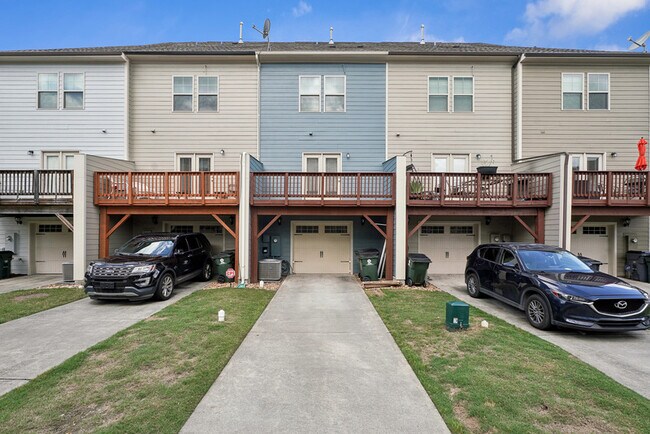 Building Photo - 1359 Town Home Dr