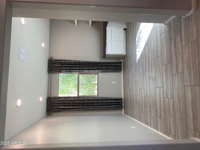Building Photo - 2909 N Rosewood Ave