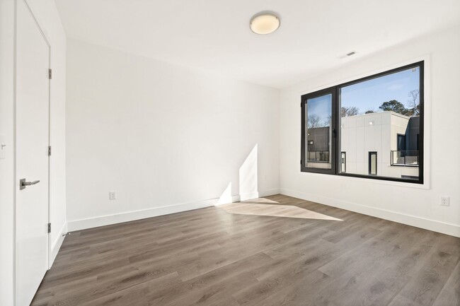 Building Photo - Ultra Modern Durham Townhome Available Now