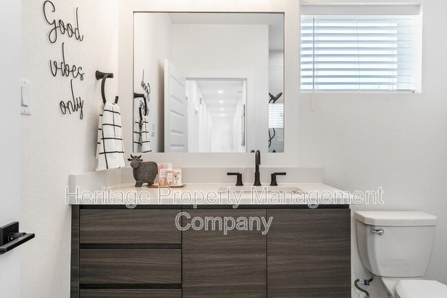 Building Photo - 719 Eleanor Ave