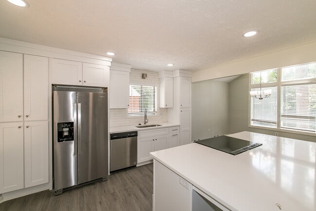 Building Photo - 3941 Kensington Dr