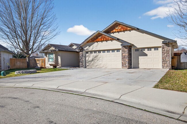 Building Photo - Spacious Home in Quiet Star Cul-de-Sac with Large Yard