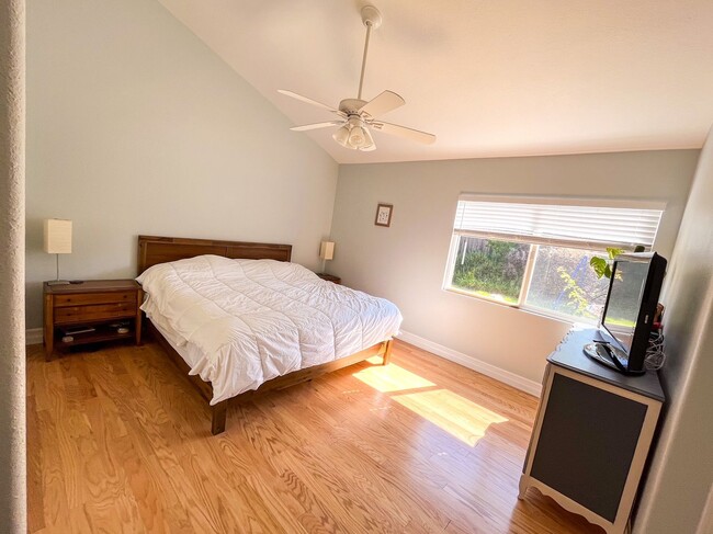 Building Photo - Beautiful 4-bedroom, 2-bathroom Newbury Pa...