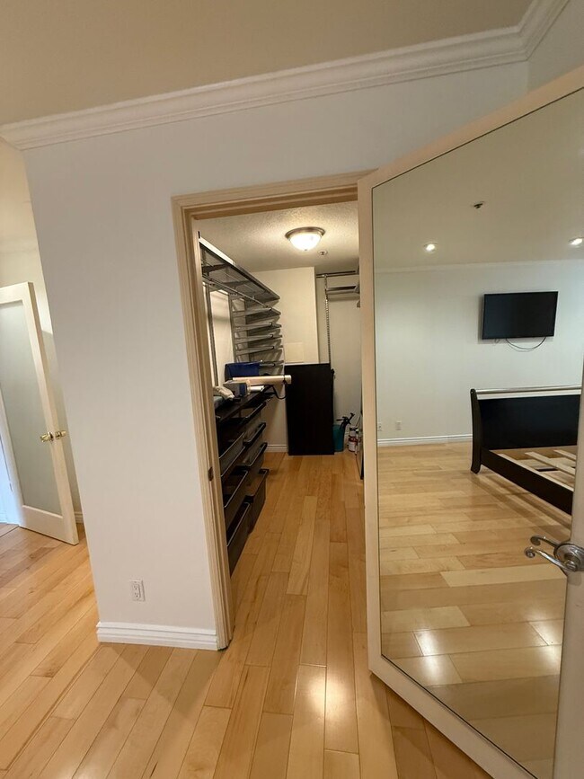 Building Photo - 2bed 2bath in Los Angeles
