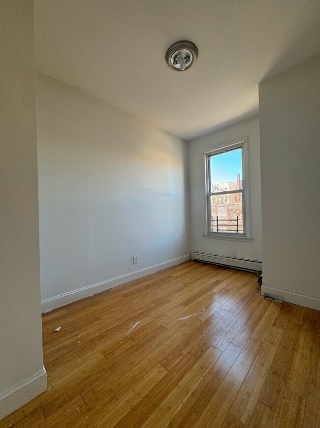 smallest bedroom - 1336 Chisholm St