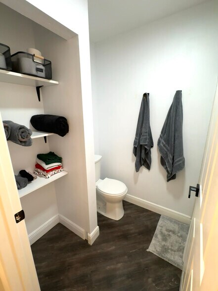 Building Photo - 1146 NE Coy Senda