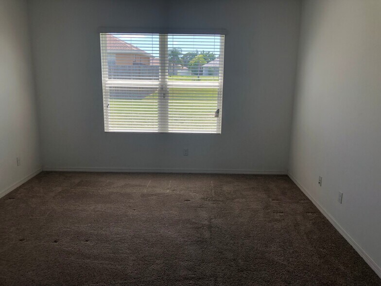 Building Photo - 3 bedroom 2 bath single family home