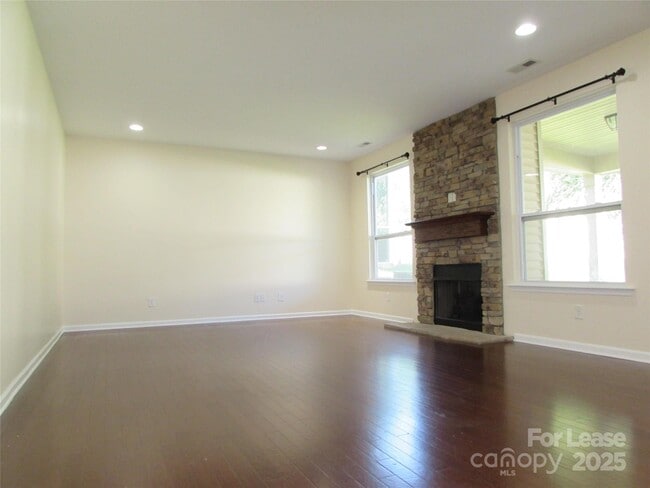Building Photo - 180 Silverspring Pl
