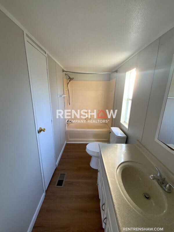 Building Photo - 122 N West St