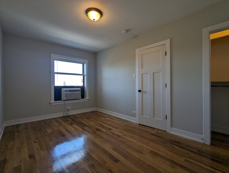 Building Photo - 560 W Arlington