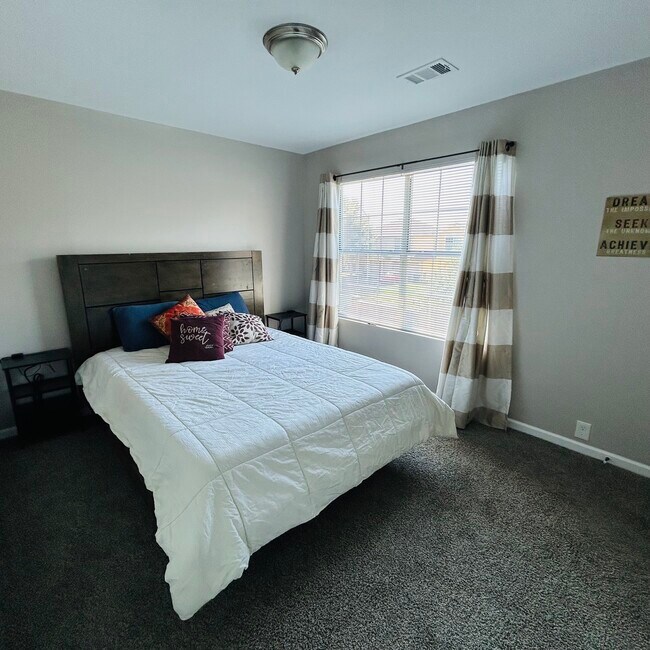 Building Photo - 718 Pine Lodge Dr