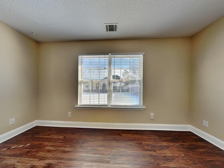 Building Photo - 738 Laurel Hill Cir