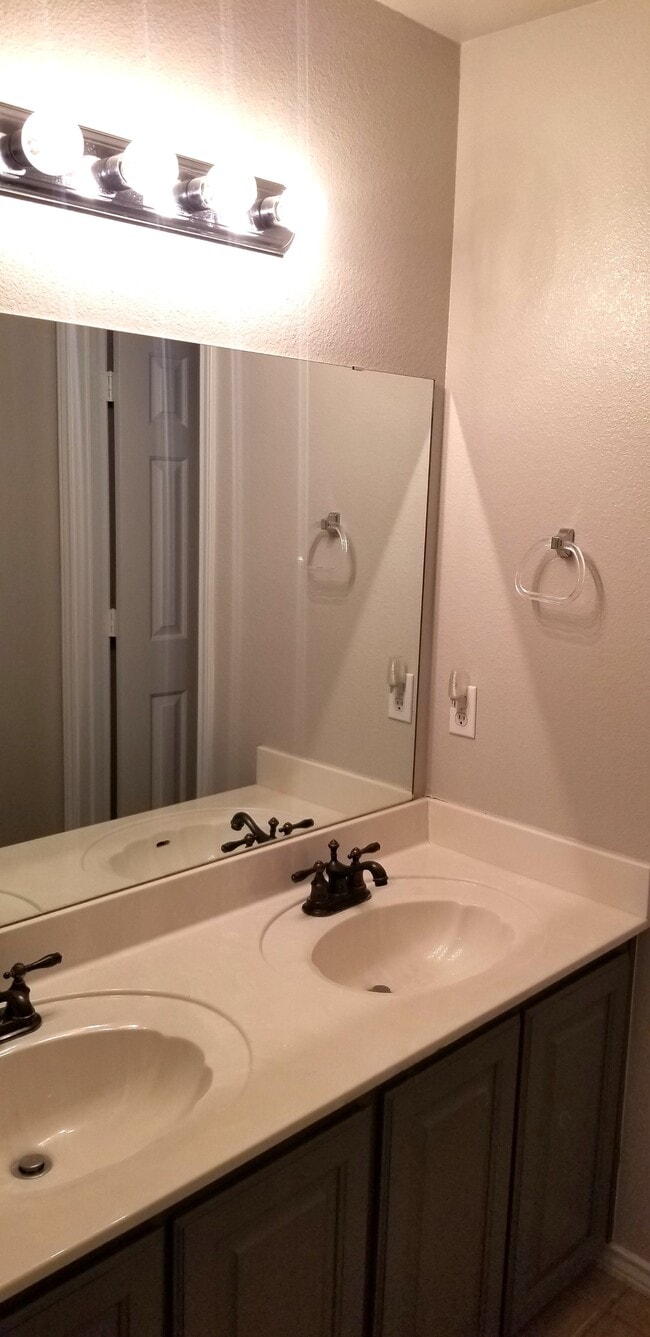 Building Photo - 619 Rolling Hills Dr