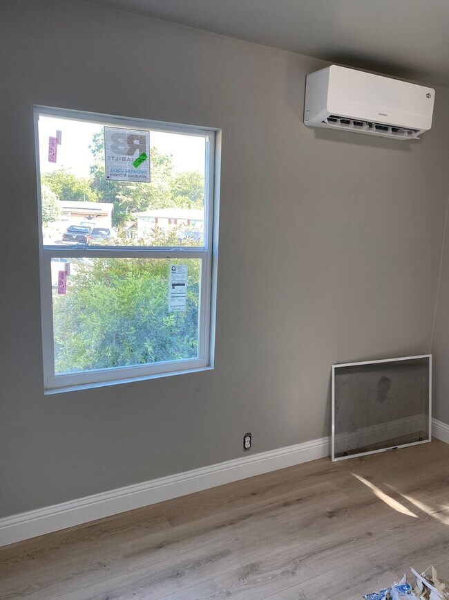 Building Photo - 807 Raleigh Cir