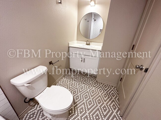 Building Photo - Hidden Creek, Unit 211 - Gorgeous 2 Bedroo...