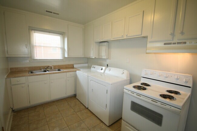 Building Photo - Renovated Duplex Unit / Carport / W&D / Ne...