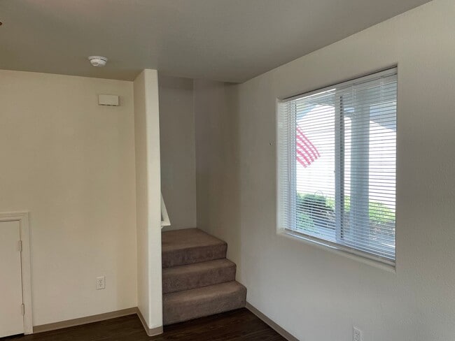 Building Photo - Very Nice 2 bedroom 1.5 Bath Townhome-In a...