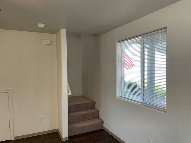 Building Photo - Very Nice 2 bedroom 1.5 Bath Townhome
