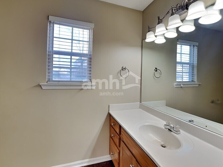 Building Photo - 280 Iris Dr