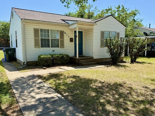 Primary Photo - Super Cute HUGE Backyard!