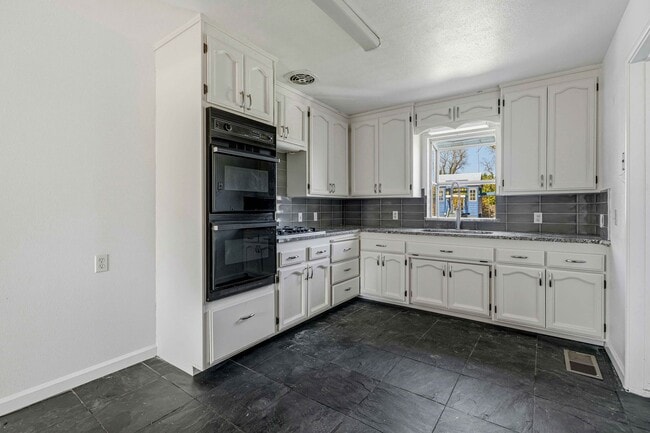 Building Photo - 1415 W Roseburg Ave