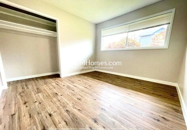 Building Photo - Updated One Bedroom Duplex in Montavilla!