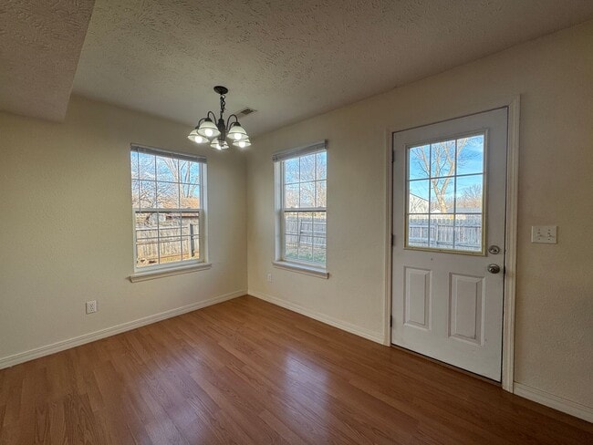 Building Photo - Spacious 3 bedroom, 2.5 bathroom Duplex