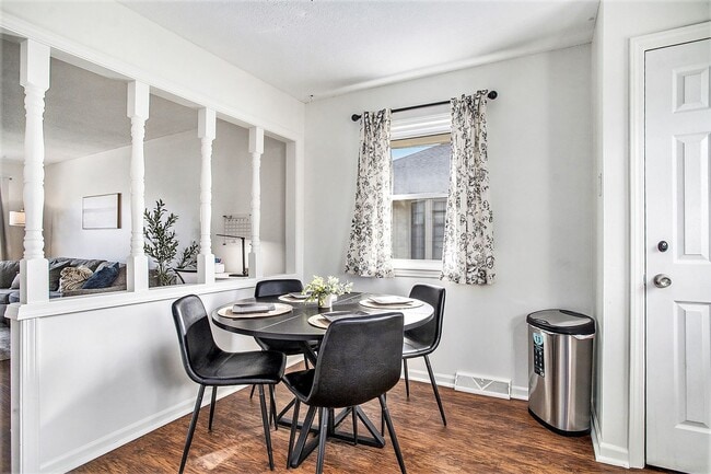 Building Photo - 3-Bed, 2-Bath huge duplex in Blue Springs!