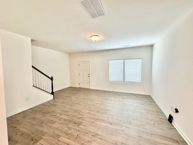 Building Photo - Three bedroom 2.5 bath townhome