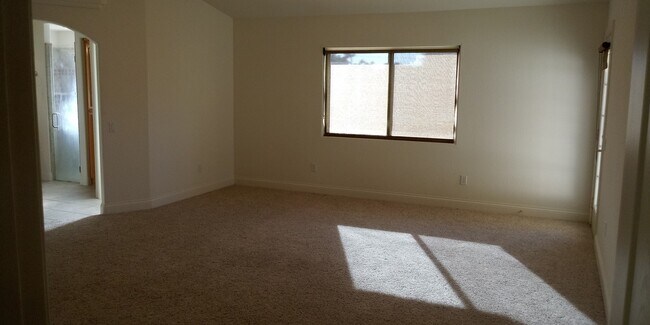 Building Photo - Beautiful 3 Bedroom Home