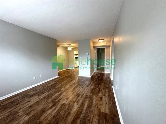 Building Photo - 1009 Barclay Square