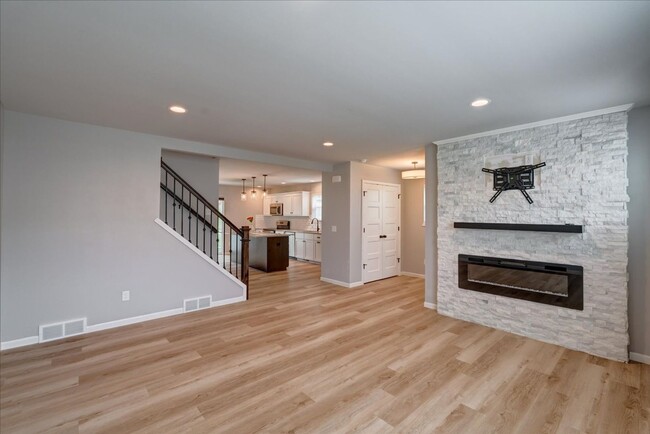 Building Photo - 903 Blue Crane Run