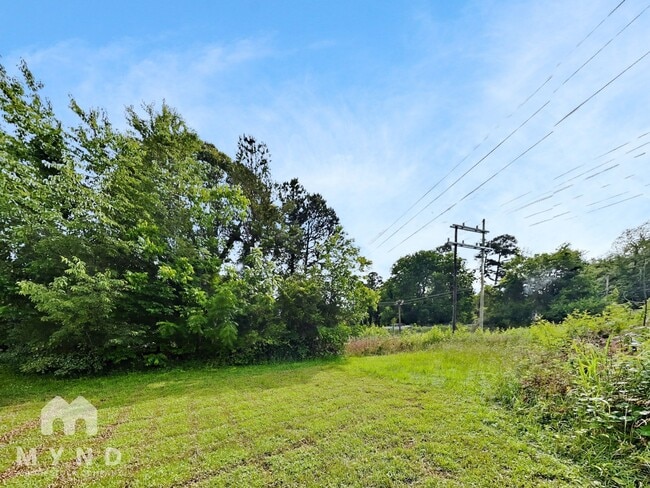 Building Photo - 305 S Pinchback Ave